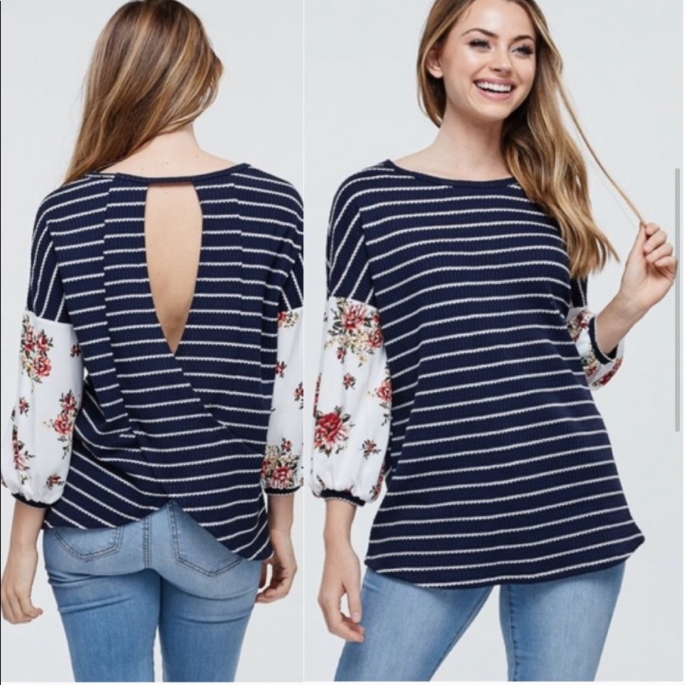 😍 Gorgeous Navy Top 🥰